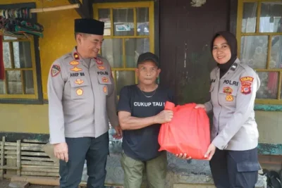 Hari Jadi Humas Polri, Polres Tasikmalaya Bagikan Sembako untuk Warga