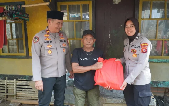 Hari Jadi Humas Polri, Polres Tasikmalaya Bagikan Sembako untuk Warga