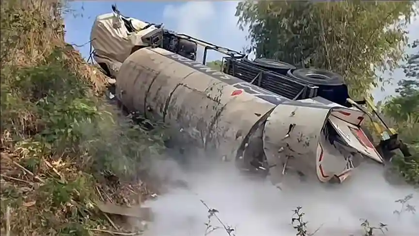 Truk Tangki Oksigen Terperosok ke Jurang 10 Meter di Lingkar Gentong Tasikmalaya
