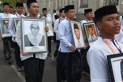 Ribuan Santri Tasikmalaya Kirab Bawa Foto Ulama Kharismatik Sambut HSN
