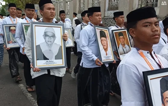 Ribuan Santri Tasikmalaya Kirab Bawa Foto Ulama Kharismatik Sambut HSN