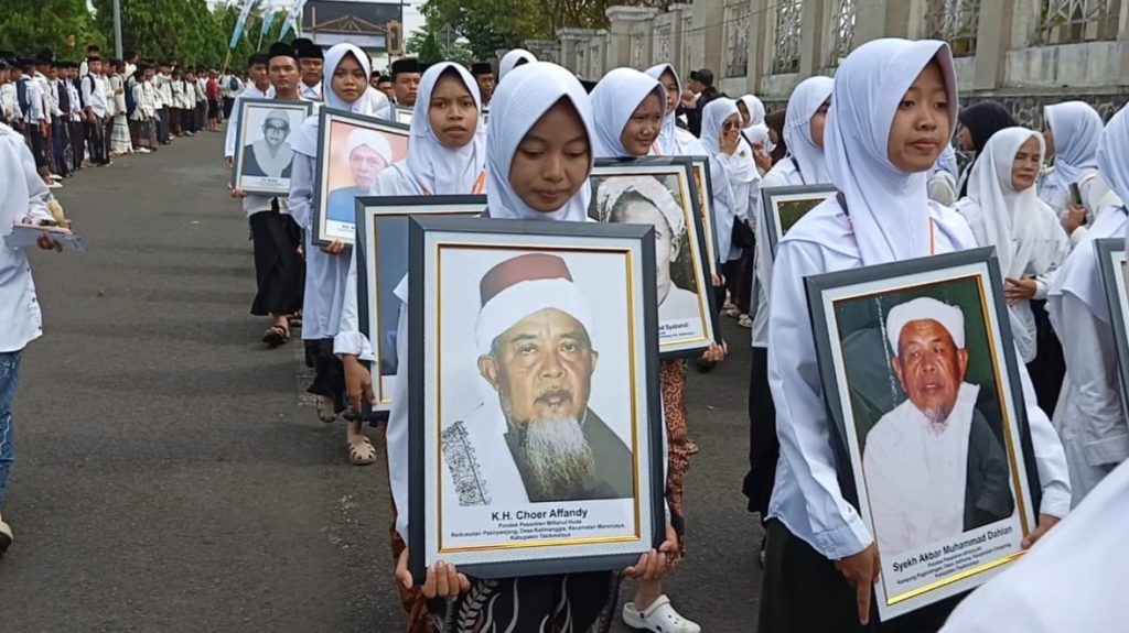 Ribuan Santri Meriahkan Kirab HSN 2026 di Tasikmalaya, Foto Ulama Sepuh Jadi Sorotan
