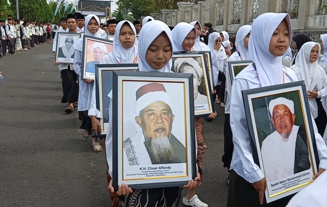 Ribuan Santri Meriahkan Kirab HSN 2026 di Tasikmalaya, Foto Ulama Sepuh Jadi Sorotan