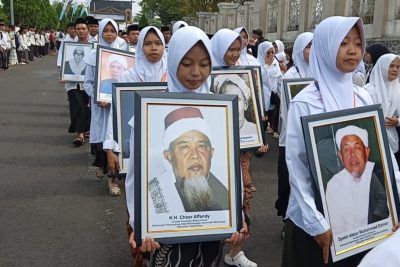 Ribuan Santri Meriahkan Kirab HSN 2026 di Tasikmalaya, Foto Ulama Sepuh Jadi Sorotan