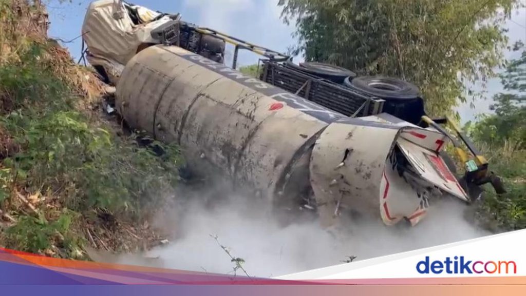 Rem Blong, Truk Tangki Oksigen Masuk Jurang di Gentong Tasikmalaya