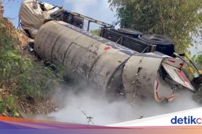 Rem Blong, Truk Tangki Oksigen Masuk Jurang di Gentong Tasikmalaya
